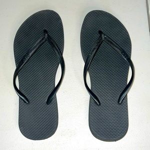GAP Black Flip Flops size 7-8